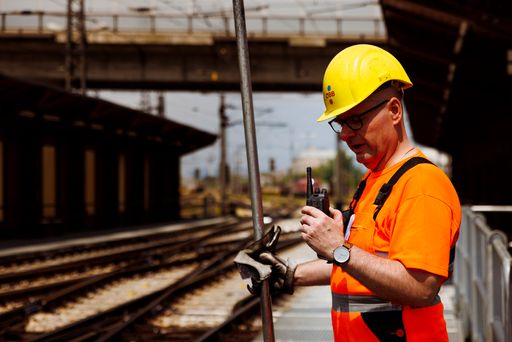 Vorschau Bild von ÖBB-Mitarbeiter, die im Freien arbeiten, sind zum
Krebshilfe-Hautcheck geladen.