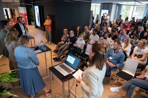Vorschau Bild von Die Speaker und Mitglieder des Marketing Club
Österreich warfen am Montagabend einen kritischen Blick auf diese
immer bedeutendere Bewegung.