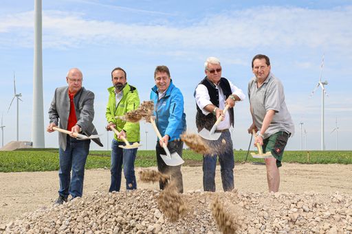 Foto: v.l.n.r. Horst Tatzber, Amtsleiter der
Gemeinde Dürnkrut; Markus Winter, Technik-Vorstand Windkraft
Simonsfeld AG; Frank Dumeier, WEB-CEO; Herbert Bauch, Bürgermeister
in Dürnkrut und Karl Starnberger, Vizebürgermeister in
Velm-Götzendorf
