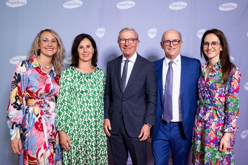 https://www.apa-fotoservice.at/galerie/29192 Auf dem
Eröffnungsfest (von links): Katharina, Brigitte, Hans Georg und
Stefanie Hagleitner mit Wilfried Haslauer, dem Landeshauptmann von
Salzburg (Mitte)