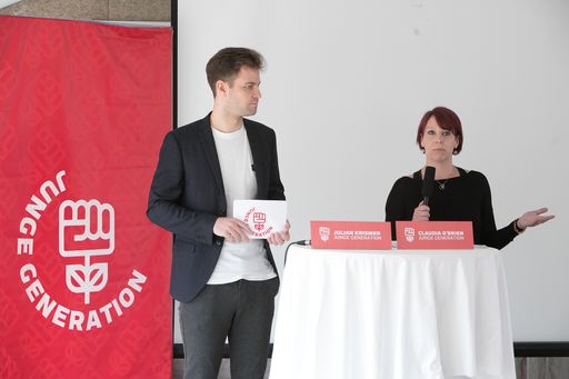  https://www.apa-fotoservice.at/galerie/29246 .Die Junge
Generation (FJ) startet ihre Frühjahrs- und Sommerkampagne um auf
den Zusammenhang zwischen Machtmissbrauch der nicht mehr neuen
Volkspartei und sozialer Ungerechtigkeit aufmerksam zu machen. Am
Bild: Julian Krismer (Bundessekretär – Junge Generation in der SPÖ)
und Claudia O'Brien (Bundesvorsitzende der Jungen Generation in der
SPÖ)