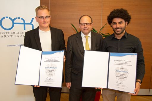 „Preis der Österreichischen Ärztekammer für
besondere publizistische Leistungen im Interesse des
Gesundheitswesens“ für das Jahr 2021 wurde von ÖÄK-Präsident Thomas
Szekeres an Lukas Matzinger von der Wochenzeitung „Falter“ und
Yilmaz Gülüm vom ORF verliehen.