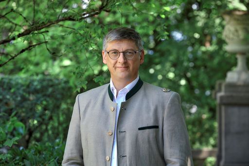  Das Trend-Top-Arbeitgeber-Ranking 2022 präsentiert
jährlich in Kooperation mit Statista, kununu und Xing die „300
besten Arbeitgeber Österreichs“. In der Sparte Dienstleistungen
rangiert der Maschinenring erneut im Spitzenfeld vor bekannten
Marken wie Stiegl, Henkel oder Herold. „Die höchste Auszeichnung für
uns als Unternehmen, denn die Mitarbeiter selbst haben uns schon zum
vierten Mal in Folge gewählt“, findet Gerhard Rieß,
Vorstandsvorsitzender der Maschinenring Personal und Service, kurz
MRPS.