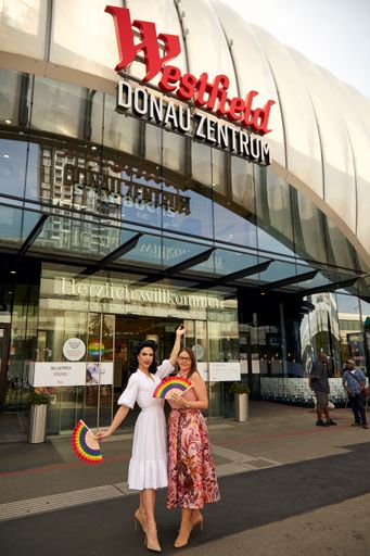  Julia Gattringer (Center Managerin) und Tamara
Mascara feiern den Pride Month im Westfield Donau Zentrum
