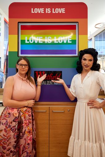 Vorschau Bild von Julia Gattringer (Center Managerin) und Tamara
Mascara feiern den Pride Month im Westfield Donau Zentrum