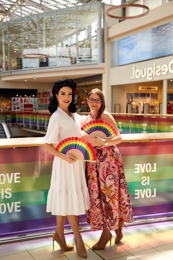 Vorschau Bild von Julia Gattringer (Center Managerin) und Tamara
Mascara feiern den Pride Month im Westfield Donau Zentrum