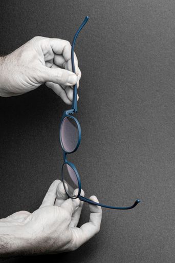 Vorschau Bild von Die neue pflanzenbasierte substance
Brillenkollektion von ROLF steht ganz im Zeichen der Pflanzenkraft.
Ausgangsbasis für die neue Kollektion ist ein Pulver, das aus dem
sogenannten Wunderbaum gewonnen wird. Es bringt eine Reihe
nachhaltiger und funktionaler Eigenschaften mit, die es dem Tech-
und Designunternehmen ermöglichen, innovative und nachhaltige
Brillenrahmen auf Pflanzenbasis herzustellen.