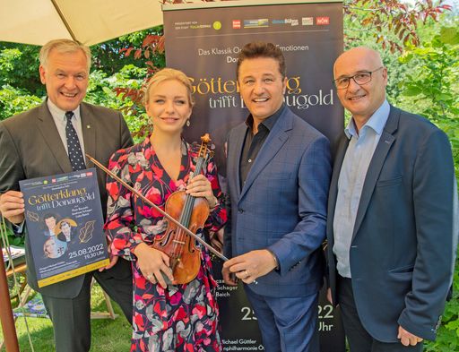 Lidia Baich, Piotr Beczala und Veranstalter Wolfgang Übl
präsentieren Landesrat Martin Eichtinger das Programm zur
Veranstaltung Götterklang trifft Donaugold persönlich.