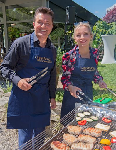 Vorschau Bild von Die Weltstars der Oper stellten jetzt das einzigartige Programm
der Klassik-Gala des Jahres Götterklang trifft Donaugold auf der
Garten Tulln vor – und bewiesen sich dabei als wahre Grillmeister.