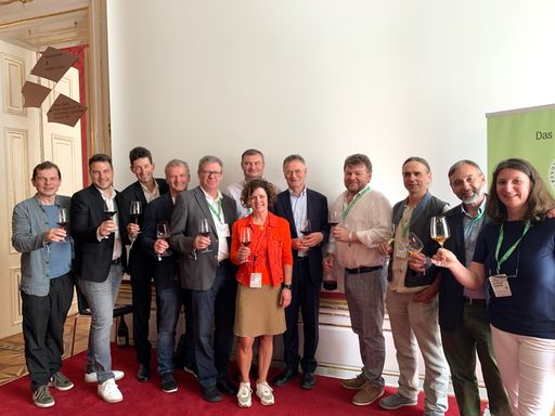 Vorschau Bild von Die Winzer:innen der Renommierten Weingüter
Burgenland mit Moderatorin Julia Sevenich (Mitte)
