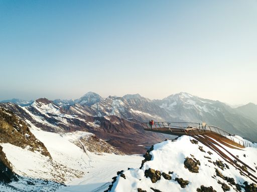  Die Gipfelplattform TOP OF TYROL am Stubaier
Gletscher bietet einen überwältigenden Blick über die Stubaier Alpen
– und ist im Sommer 2022 auch Schauplatz ausgewählter
Event-Highlights.