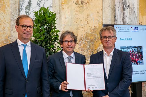 Karl Postl (Mitte), Lehrlingsausbilder Baumit
Österreich und DI Walter Gems, Instandhaltungsleiter Baumit
Österrreich, übernahmen das EQAMOB Qualitätszeichen aus den Händen
von Sektionschef Mag. Georg Konetzky (links), der die Auszeichnungen
in Vertretung von Bundesminister Dr. Martin Kocher im
Wirtschaftsministerium überreichte.