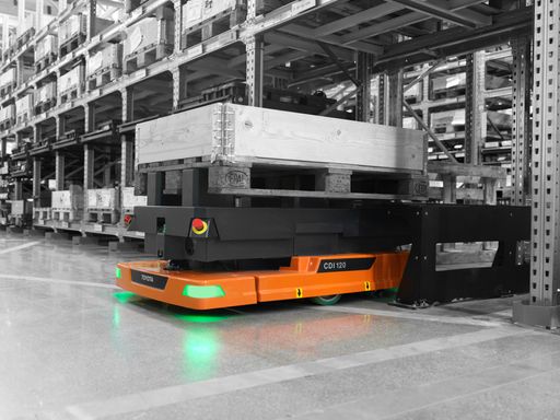 Ein und Auslagern mit dem neuen Toyota Autopilot
CDI120. Eine sogenannte Durchlaufstation ermöglicht präszises und
effizientes Aufnehmen von Lasten bis zu 1200 kg gewährleistet.