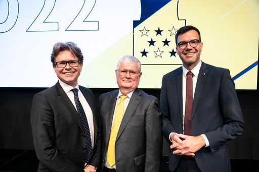  v.l.n.r.: a.o. Prof. Dr. Martin Polaschek, Bundesminister für
Bildung), KommR Helmut Schramm, Vorstand des Fonds der Wr.
Kaufmannschaft, Prof. Mag. Heinrich Himmer, Wiener Bildungsdirektor)