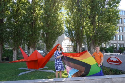 Takeda ist stolz auf seine
LGBTQIA*-Mitarbeiter*innen und zeigt dies mit dem Hissen der
Regenbogenfahne