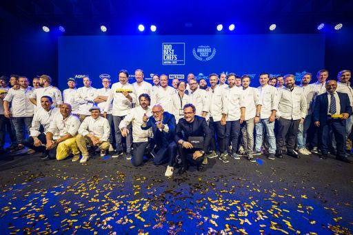 Vorschau Bild von Die "100 Best Chefs" versammelt auf einer Bühne.