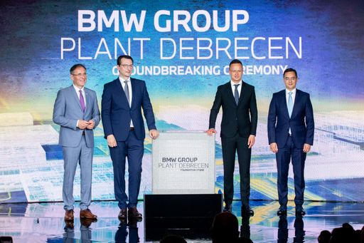 Vorschau Bild von Meilenstein Grundsteinlegung (v.l.): Hans-Peter
Kemser, Leiter BMW Group Werk Debrecen, Milan Nedeljković, Mitglied
des Vorstands der BMW AG, Produktion, Péter Szijjártó, Ungarns
Minister für Außen- und Handelspolitik, und László Papp,
Bürgermeister der Stadt Debrecen.