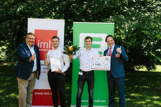Jonas Schmidt und Sebastian Schulz (HTL Braunau am
Inn) mit den Juroren Martin Graf (Vorstandsdirektor, E-Steiermark)
und Manfred Hämmerle (imh GmbH)