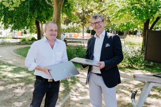 vlnr Peter Bernscherer, „PCs für alle“
Vereinsobmann und Drei CEO Rudolf Schrefl.