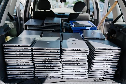 Vorschau Bild von Der Verein "PCs für alle" sorgt dafür, dass
gebrauchte PCs und Laptops ein zweites Leben an Schulen, karitativen
Organisationen und in Haushalten von finanziell schlecht gestellten
Menschen finden. Drei übergibt 340 hochwertige Laptops und 260
Monitore an "PCs für alle". Mehr auf www.pcsfueralle.at