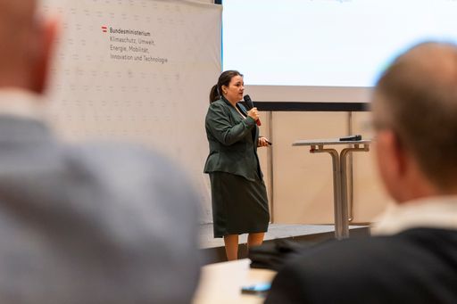 Vorschau Bild von DI (FH) Sarah Bittner-Krautsack, interimistische
Abteilungsleiterin am BMK, bei ihrem Vortrag am Event