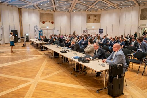 Vorschau Bild von Mehr als 120 Teilnehmerinnen und Teilnehmer aus
allen Bereichen der Transportlogistik sowie Gäste aus Politik und
Wirtschaft fanden sich im Festsaal des BMK ein
