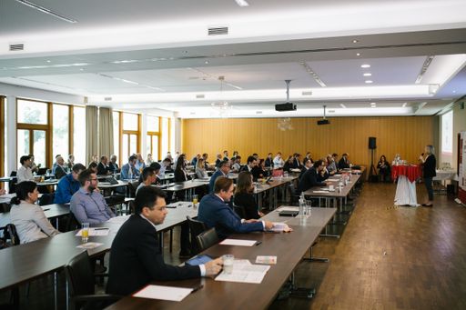 Vorschau Bild von Die zahlreichen Teilnehmerinnen und Teilnehmer der
EPCON lauschten gespannt den Ausführungen von Frau BM Gewessler