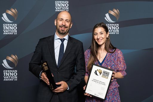 Christian Beck, General Manager & CEO BECK, und
Michaela Beck, Marketing Director BECK, konnten den German
Innovation Award 2022 in Gold bei der Preisverleihung am 24. Mai
2022 im Futurium in Berlin entgegennehmen.