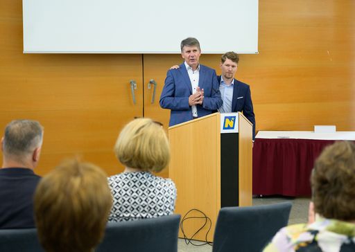 Vorschau Bild von Andreas Sauberer steht seinem Vater während der
emotionalen Dankesrede bei