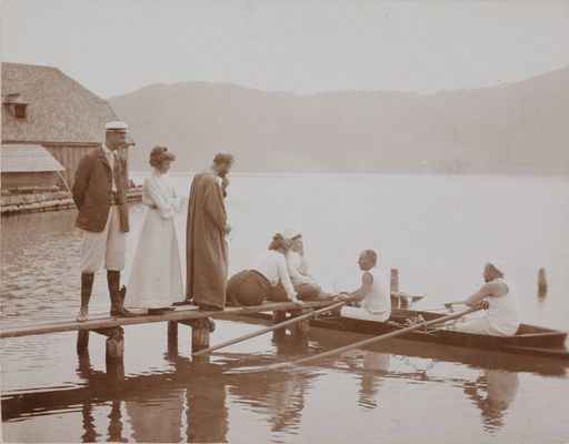 Gustav Klimt mit Freunden am Bootssteg in Litzlberg
am Attersee, fotografiert von Emma Bacher, vermutlich 1905
