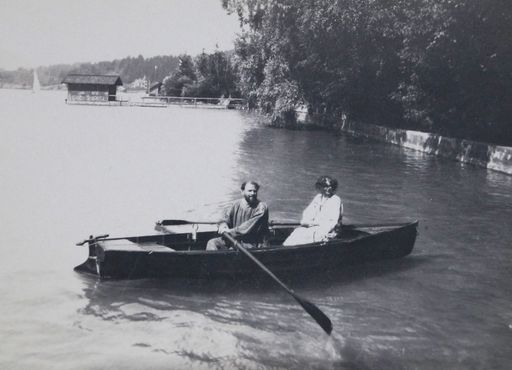 Vorschau Bild von Gustav Klimt und Emilie Flöge im Ruderboot vor der
Villa Paulick in Seewalchen am Attersee, fotografiert von Emma
Bacher, 1909