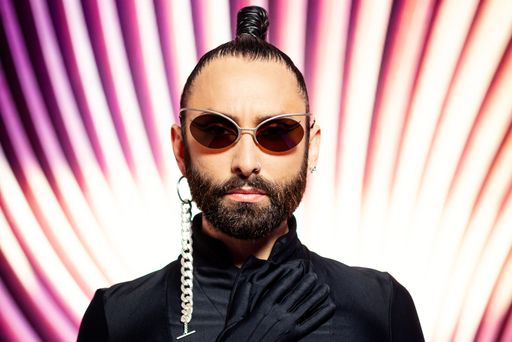 Conchita Wurst im neuen Mode-Musikvideo "Paris
(Savoir-Vivre)" das zum Pride-Month erscheint