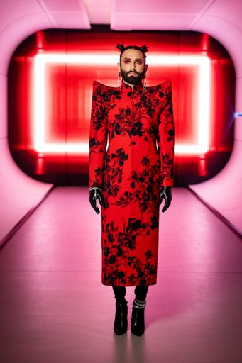 Vorschau Bild von Conchita Wurst in einem roten Mantel am Set des
neuen Mode-Musikvideos "Paris (Savoir-Vivre)"