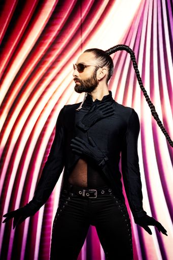 Vorschau Bild von Conchita Wurst im Set des neuen Mode-Musikvideos
"Paris (Savoir-Vivre)"