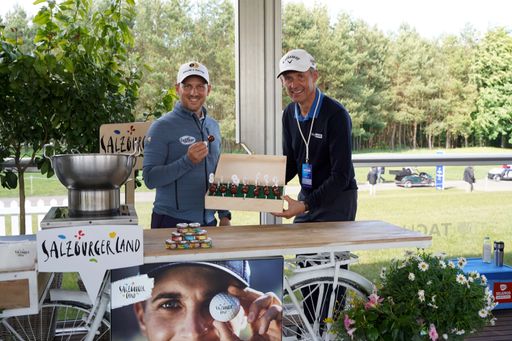 Der österreichische Golf-Profi Lukas Nemecz und
SLTG-Geschäftsführer Leo Bauernberger im SalzburgerLand Village der
Porsche European Open 2022 in Hamburg.