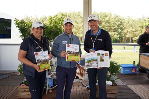 Vorschau Bild von Präsentieren das neue Magazin-Special "simplyGOLF
SalzburgerLand": Agnes Koch (Projektleiterin Golf, SalzburgerLand
Tourismus), Golf-Profi Lukas Nemecz, Leo Bauernberger
(Geschäftsführer SalzburgerLand Tourismus).