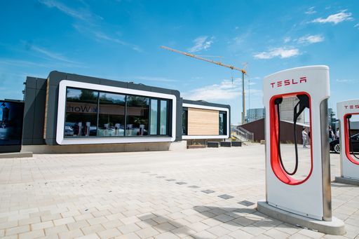 Die erste bk World am Tesla Supercharger in Endsee hat eröffnet.
/ Weiterer Text über ots und www.presseportal.de/nr/160216 / Die
Verwendung dieses Bildes ist für redaktionelle Zwecke unter
Beachtung ggf. genannter Nutzungsbedingungen honorarfrei.
Veröffentlichung bitte mit Bildrechte-Hinweis.