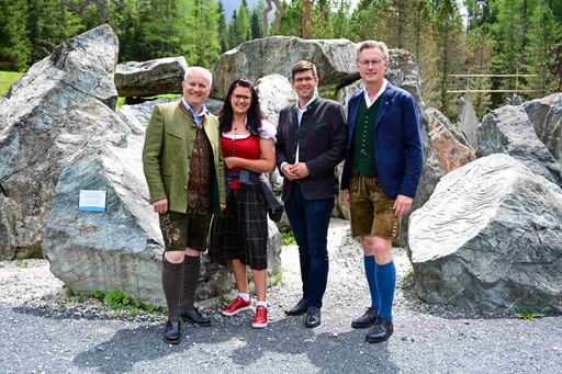 Dietmar Rossmann (Leiter Biosphärenpark Nockberge), Landesrätin
Sara Schaar (Land Kärnten, Biosphärenpark-Referentin), Landesrat
Martin Gruber (Land Kärnten) und Johannes Hörl (Geschäftsführer Land
Kärnten – Nockalmstraße)