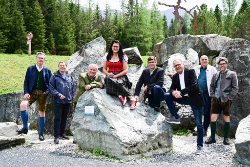 Vorschau Bild von Johannes Hörl (Geschäftsführer Land Kärnten – Nockalmstraße),
Rudolf Kravanja (Präsident ÖZIV Bundesverband), Dietmar Rossmann
(Leiter Biosphärenpark Nockberge), Landesrätin Sara Schaar (Land
Kärnten, Biosphärenpark-Referentin), Landesrat Martin Gruber (Land
Kärnten), Matthias Krenn (Bürgermeister Bad Kleinkirchheim), Georg
Overs (Geschäftsführer Region Villach Tourismus) und Robert
Heuberger (Naturpark-Manager, Naturpark Dobratsch)