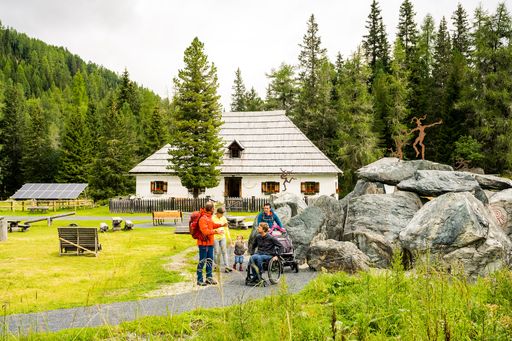 Vorschau Bild von Der Rundwanderweg "Silva Magica" führt nun barrierefrei in die
Welt der Naturgeister der Elemente Wasser, Luft, Erde und Feuer.