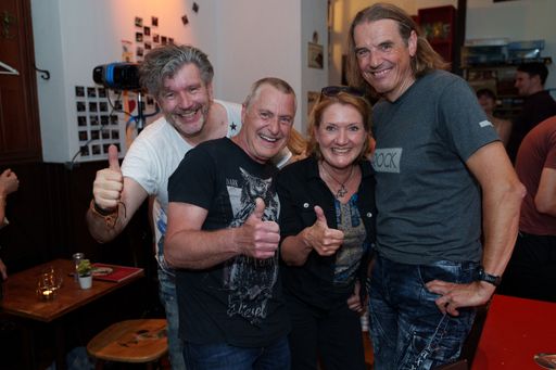  https://www.apa-fotoservice.at/galerie/29364 V.L.N.R. Chris
Zieger (Sterzrock, Vocals, Gitarre), Richard Dachs (Sterzrock,
Drums), Johanna Herz (Moderation), Gerhard Pötsch (Sterzrock,
Keyboards, Vocals)