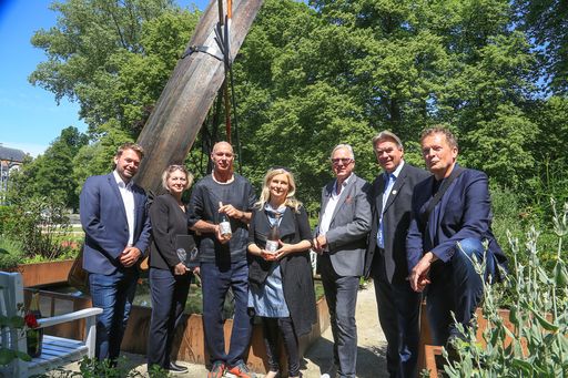 https://www.apa-fotoservice.at/galerie/29358 Sandra Tretter und
Peter Weinhäupl begrüßten Prof. Carl Aigner, Silvia Müllegger und
Bürgermeister Gerhard Gründl als Laudatoren. Hannes Rohringer formte
Gustav Klimts Ruderboot-Liebe zur monumentalen Skulptur "Wasserrose
Gustav" und Bernadette Huber intonierte den Saisonauftakt in
luftiger Höhe mit ihrer Installation "OB KLIMT FLÖGE".
