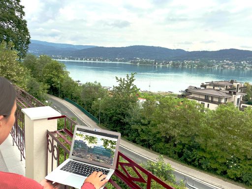  Blick vom Balkon auf den See