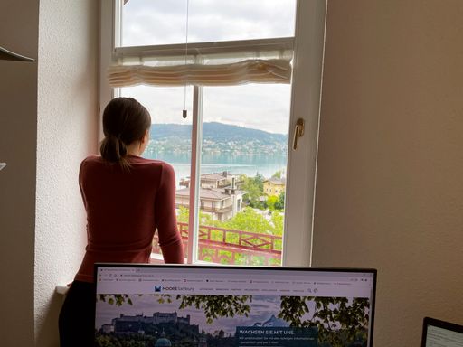 Vorschau Bild von Büroarbeitsplatz mit Ausblick auf den Wörthersee