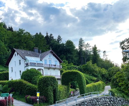 Vorschau Bild von Workcation-Location: In dieser Gründerzeitvilla
steht den Mitarbeitern eine ganze Etage inklusive Wintergarten zur
Verfügung; mit Ausblick über den und in Gehweite zum See.