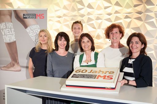  v.l.n.r. Moderatorin Sandra Zotti, Gfin der MS
Gesellschaft Österreich Karin Krainz-Kabas, Matteo Sanders
(Filmregie "Am Grat"/Kurzfilm MS in den Bergen), Marlene Schmid
Vizepräsidentin Österr. MS Gesellschaft, Ramona Rosenthal, Leiterin
des MS-Tageszentrums Wien, Barbara Kornek, Präsidentin der MS
Gesellschaft Wien