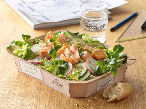 Gebratene Lachsstücke auf Blattsalat aus dem Salat
& Co Sortiment von GOURMET Business