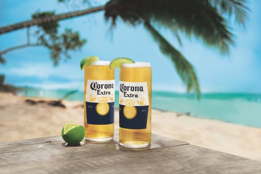 Ab sofort gibt es das ikonische Premium-Bier mit
der auffälligen Schriftart, dem berühmten Limettenritual und den
einzigartigen Glasflaschen in ausgewählten österreichischen Bars und
Restaurants – frisch vom Fass gezapft.