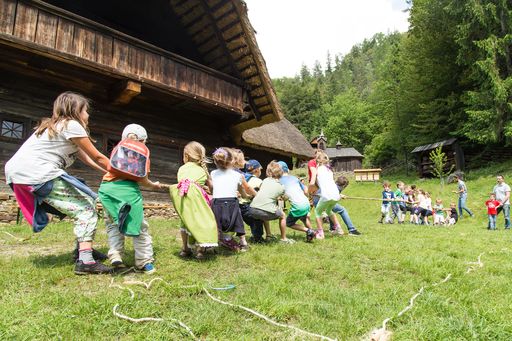 Fröhliches Seilziehen beim Kindererlebnistag