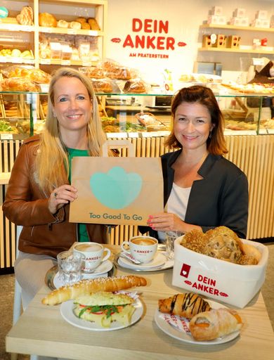 Bild zu OTS - Sabine Beer, Marketingleiterin von Too Good To Go
und Tina Schrettner, Marketingleiterin von Ankerbrot (vlnr)